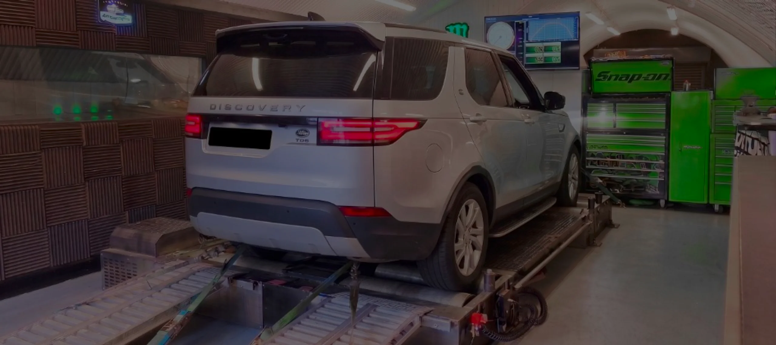 Silver Land Rover Discovery L462 wide panoramic rear on Dynocom rolling road dyno at 24Tuning Bournemouth Dorset workshop for Stage 1 diesel ECU remapping
